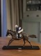 Skulptur Jockey auf Rennpferd in Farbe