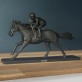 skulptur jockey auf rennpferd schwarzgold